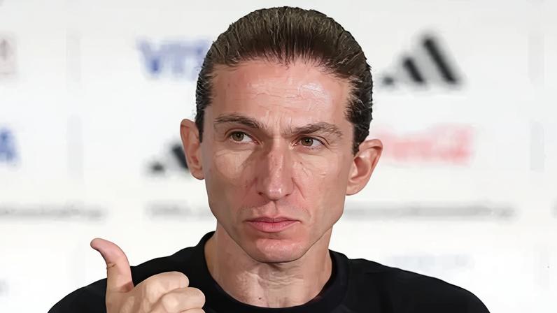 Filipe Luís durante coletiva na Copa Intercontinental