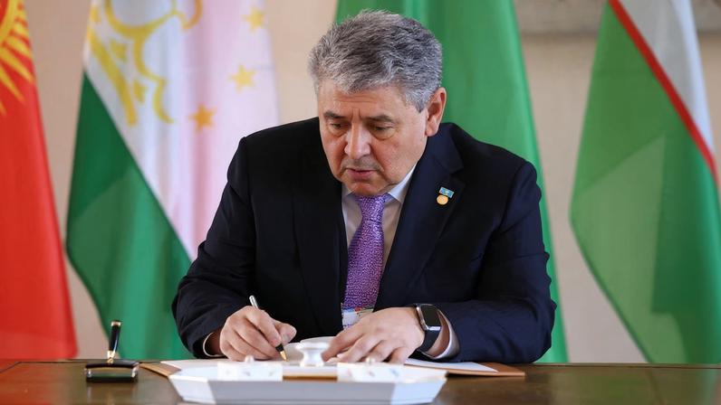 Ministro do Cazaquistão discute Oriente Médio com ministros regionais