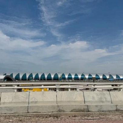 Incêndio perto do Aeroporto Internacional de Dubai após ataque com drone