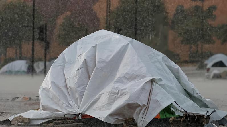 Refugiados libaneses buscam abrigo sob abrigos improvisados na chuva