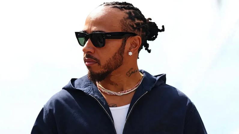 Lewis Hamilton aparece no Japão com Ferrari F40 avaliada em 28 milhões