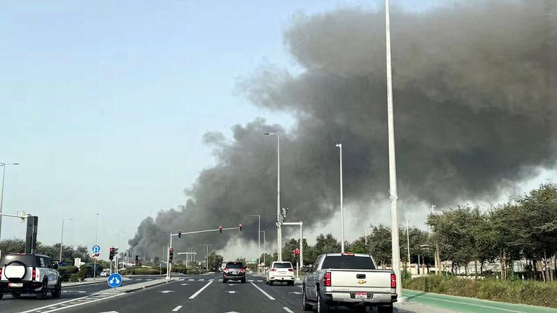 Un gran columna de humo se levantaba en el puerto de Zayed, en Emiratos Árabes Unidos, tras un ataque de Irán el pasado 1 de marzo.