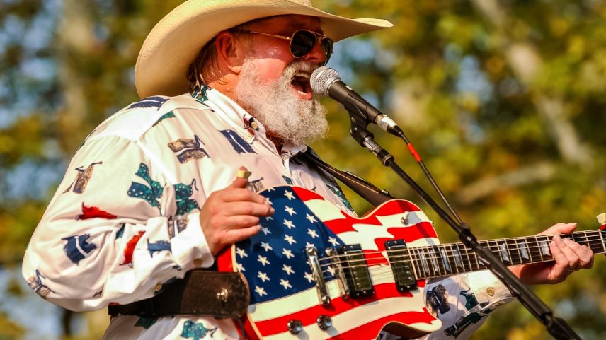 Holograma de Charlie Daniels canta em base militar