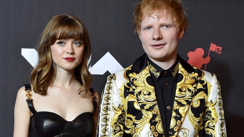 Ed Sheeran faz dueto com Maisie Peters de Castle on the Hill