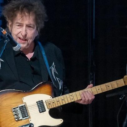 Bob Dylan inicia turnê 2026 com cover de Eddie Cochran e set acústico