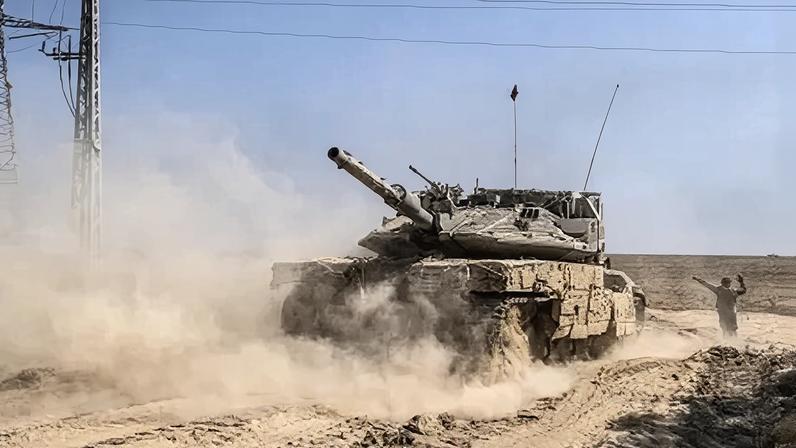 Tanque de guerra do exército israelense próximo à linha de fronteira entre Israel e a Faixa de Gaza em 09 de julho de 2024