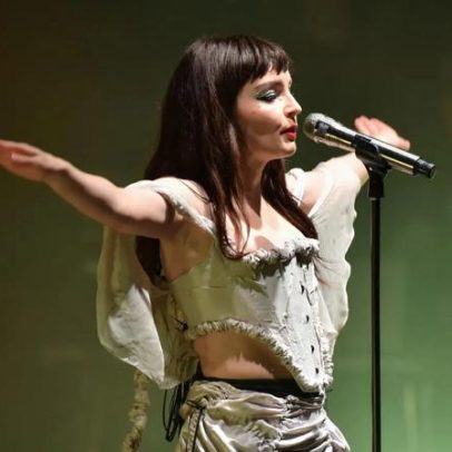 Chvrches estreia nova música Conman no Royal Albert Hall