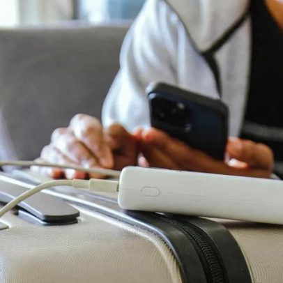 Power banks são proibidos em voos, diz nova norma internacional