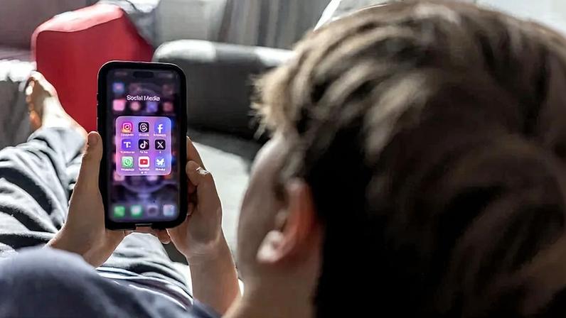 Buscas por segurança digital de crianças atingem recorde no Google em 2025