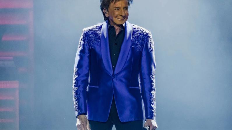 Barry Manilow está livre do câncer após cirurgia de pulmão