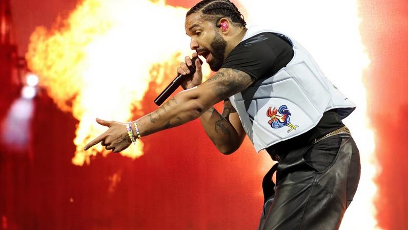 Drake reclama de premiação antiga durante homenagem a Nelly Furtado