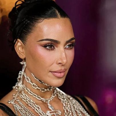 Conjunto assinado por John Galliano de Kim Kardashian atinge R$ 400 milhões