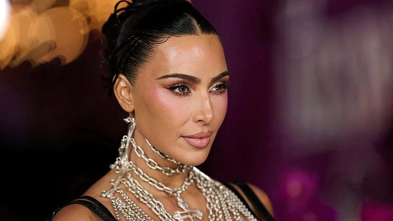 Conjunto assinado por John Galliano de Kim Kardashian atinge R$ 400 milhões