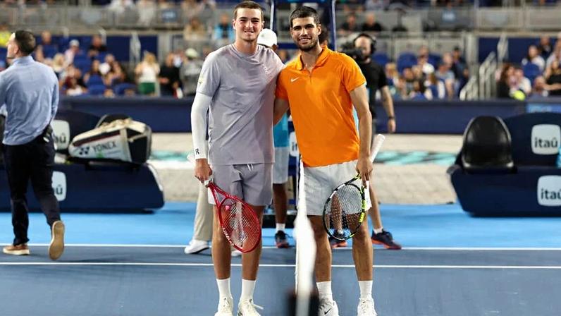 João Fonseca e o espanhol Carlos Alcaraz: jogo no final do ano passado não contou pontos para o ranking ATP