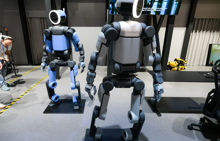 Atlas, robô humanoide da Boston Dynamics, durante demonstração pública na CES 2026 (Getty Images)