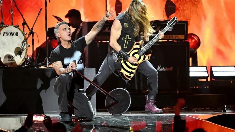 Robbie Williams comanda tributo a Ozzy Osbourne no Brit Awards 2026