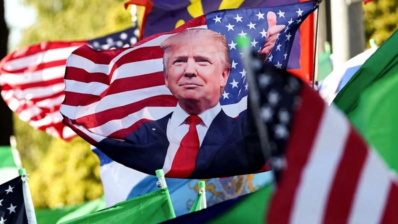 Trump prometeu abandonar o roteiro de mudança de regime; agora o segue