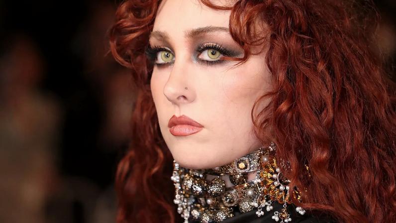 Chappell Roan pede desculpas à família de jogador após incidente com segurança