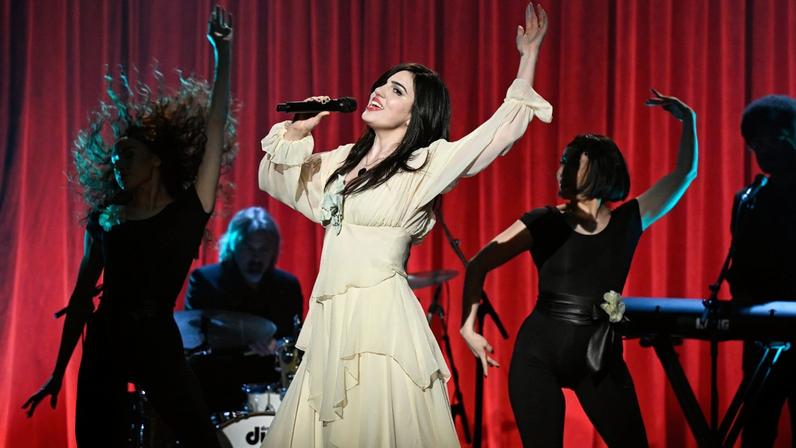 Julia Cumming do Sunflower Bean apresenta 'My Life' no Fallon