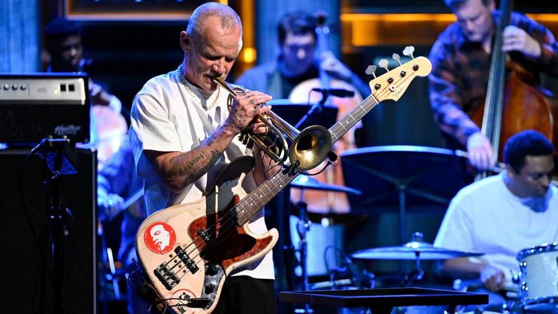 Flea faz cover de Thinkin Bout You de Frank Ocean no Fallon
