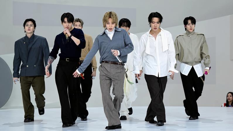 BTS apresenta Swim no Guggenheim durante o Fallon