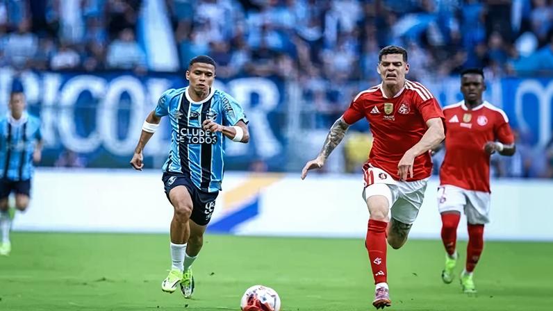Disputa de bola durante final do Campeonato Gaúcho