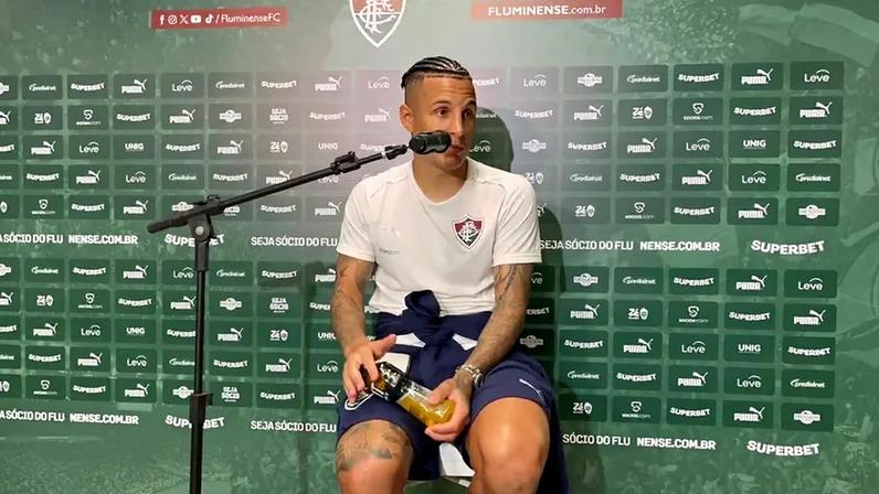 Guilherme Arana concede entrevista após vitória do Fluminense sobre o Athletico-PR (Foto: Maurício Luz / Lance!)