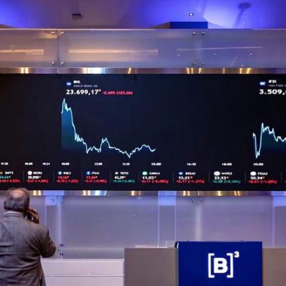 Ibovespa avança 2%, petróleo cai e dólar recua para R$ 5,26
