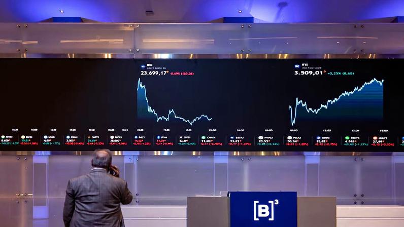 Ibovespa avança 2%, petróleo cai e dólar recua para R$ 5,26