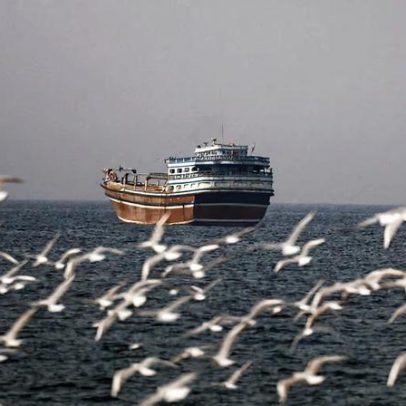 Irã avalia cobrar taxas de trânsito de navios no Estreito de Hormuz