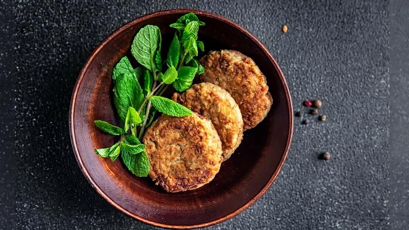 Hambúrguer de proteína de soja com hortelã (Imagem: Alesia.Bierliezova | Shutterstock)
