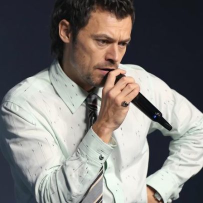 Harry Styles deixa o disco para trás em capa de Tears for Fears