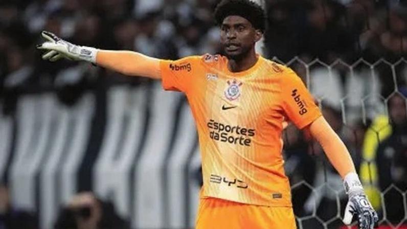 Hugo Souza durante partida contra o Vasco