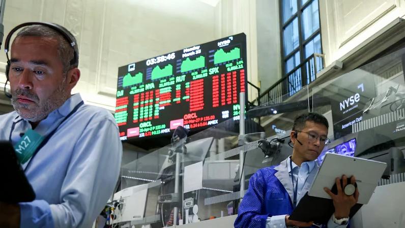 S&P 500 caminha para queda de cerca de 8% no trimestre, enquanto analistas recomendam rotação para finanças, energia e tecnologia (Foto: Michael Nagle/Bloomberg)