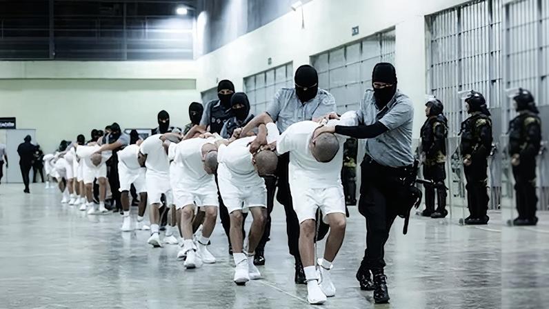 Salvadoreanos expulsos por Trump lutam contra o esquecimento após um ano sob Bukele