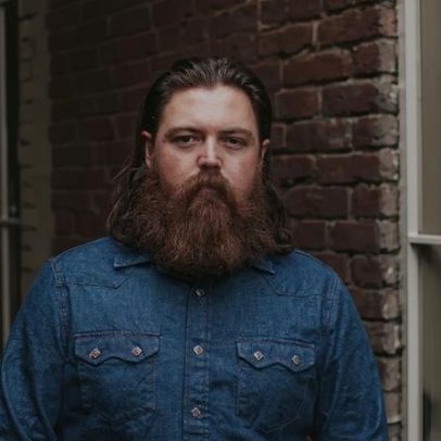 Drayton Farley, da country profunda, aposta em tom mais leve no novo álbum