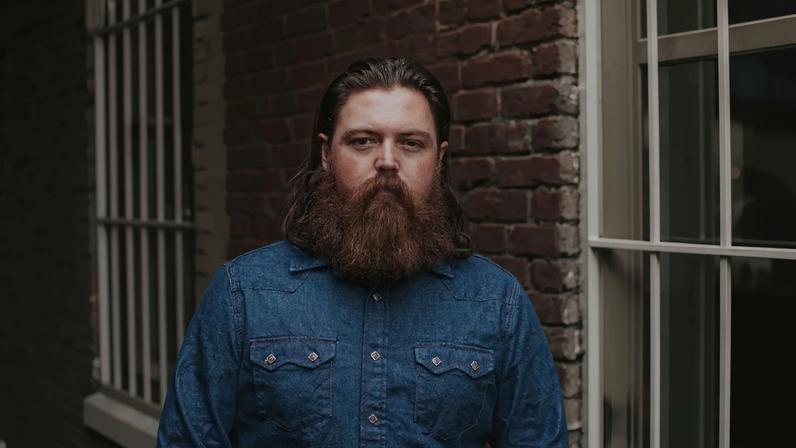 Drayton Farley, da country profunda, aposta em tom mais leve no novo álbum