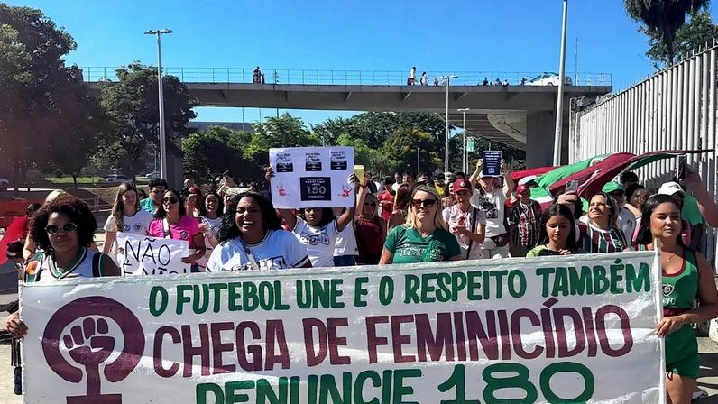 Torcedoras do Fluminense fazem ato contra feminicídio antes de duelo com o Athletico-PR (Foto: Maurício Luz / Lance!)