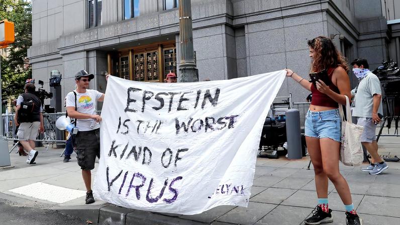 Protesters and members of the news media gather outside Manhattan Federal Court, during the arraignment hearing of Ghislaine Maxwell for her role in the sexual exploitation and abuse of minor girls by Jeffrey Epstein, in the Manhattan borough of New York City, New York, U.S. July 14, 2020. REUTERS/Mike Segar
