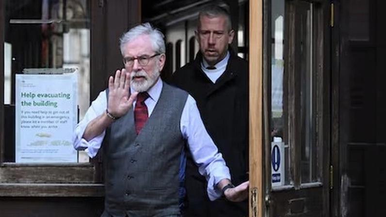 Gerry Adams sale este miércoles de los Reales Tribunales de Justicia en Londres.