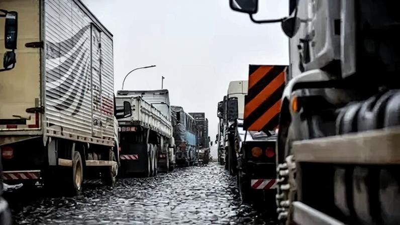 No Porto de Santos ainda há um grupo de manifestantes presentes, segundo o ministério