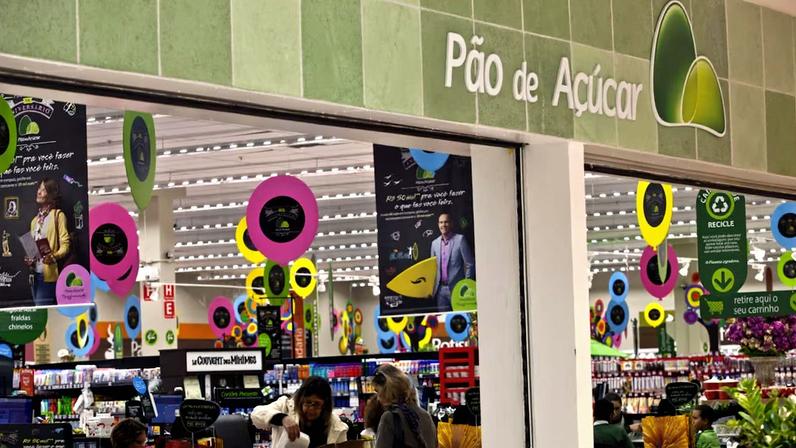 Varejistas no Brasil tem sofrido com as altas taxas de juros e endividamento alto.