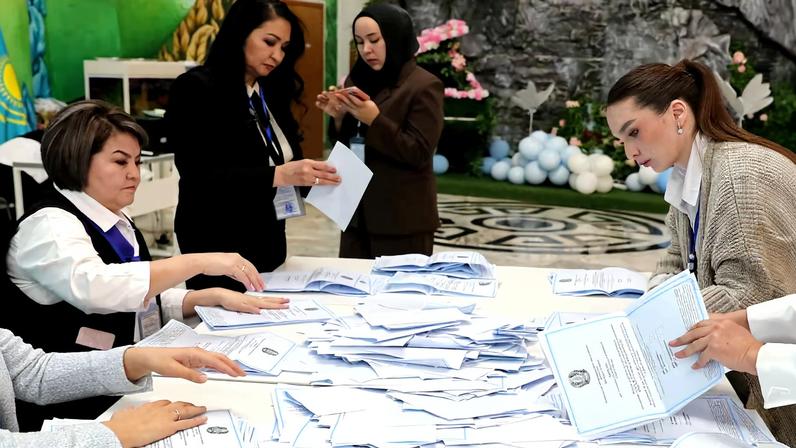 Cazaquistão aprova nova constituição em referendo, aponta boca de urna