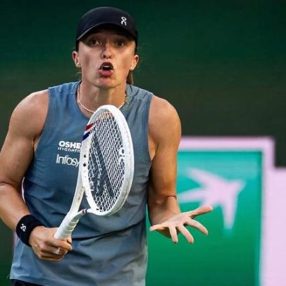 Swiatek se irrita e reclama com o banco após derrota no 3º set