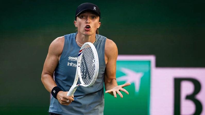 Swiatek se irrita e reclama com o banco após derrota no 3º set