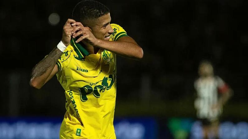 Comemoração de tênis em Mirassol x Santos liga futebol ao Banana Bowl