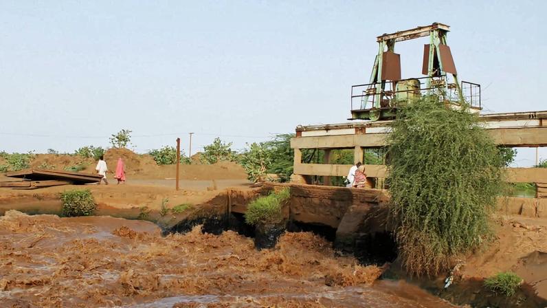 An irrigation canal in the Gezira scheme in 2015. Image by Abby Waldorf via Flickr (CC BY-NC 2.0).
