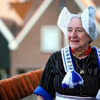 Na Holanda atual, morador mantém vivo o traje tradicional holandês