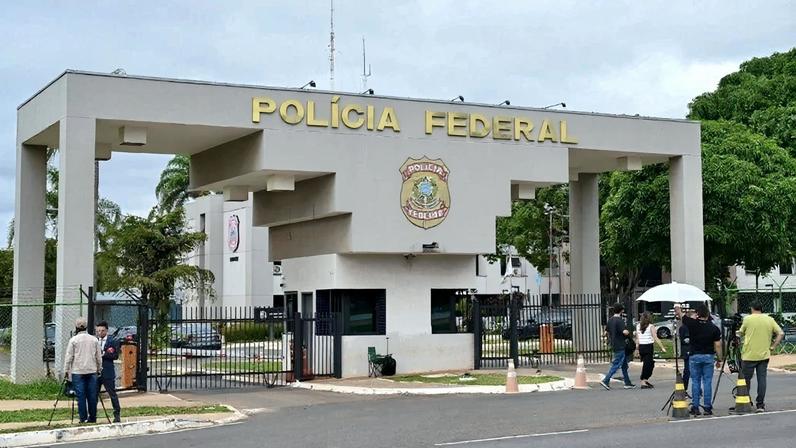 A Superintendência da Polícia Federal em Brasília em 22 de novembro de 2025, dia da prisão preventiva de Jair Bolsonaro. Foto: Evaristo Sá/AFP