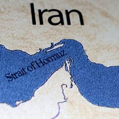 Navios devem coordenar com a Marinha do Irã para passar pelo Estreito de Hormuz